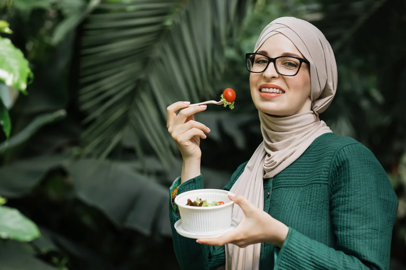 Auditora de certificación Halal MEHA revisando producto en México